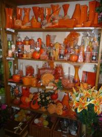 Interiér prodejny - dekorace laděné do oranžové